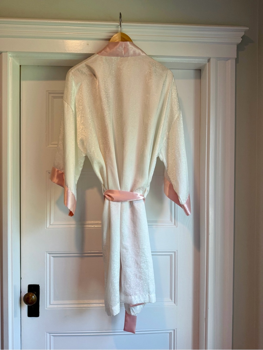 Gold Label Vintage Victoria's Secret Ivory with Petal Pink Satin Trim Robe - Picture 4 of 5